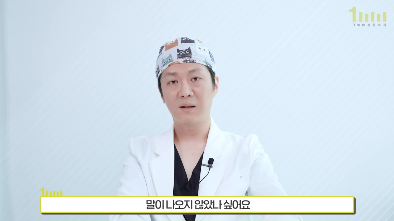 Tenaga medis mengenakan topi bedah menatap ke depan sambil menjelaskan, dengan teks ‘Rasanya saya sampai kehabisan kata-kata’ di bagian bawah layar